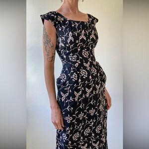 Excellent Condition Vintage 1950s Wiggle Dress with Embroidery & Rhinestones